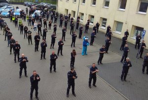 policjanci robią pompki na placu