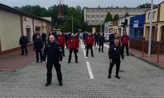 policjanci na placu