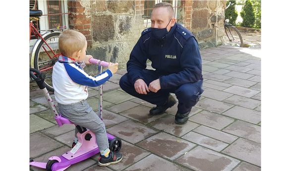 Policjant rozmawia z wychowankiem Domu Dziecka