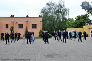 policjanci biorący udział w akcji #Gaszynchallenge