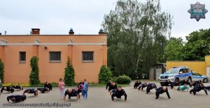 policjanci biorący udział w akcji #Gaszynchallenge