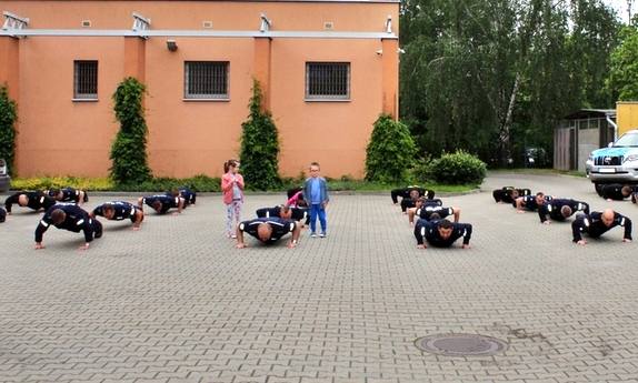 policjanci biorący udział #Gaszynchallenge