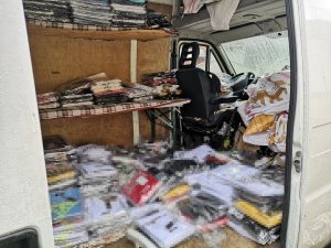 odzież z podrobionymi zastrzeżonymi znakami towarowymi w pojeździe dostawczym