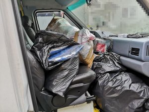 worki z podrobiona odzieżą na przednich siedzeniach samochodu