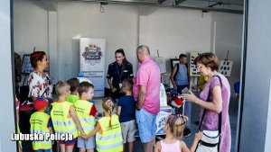 Policjantka prowadzi zajęcia z dziećmi