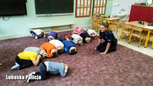 Policjantka prowadzi zajęcia z dziećmi