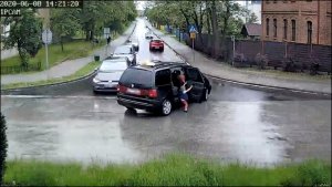 Wypadające dziecko z samochodu