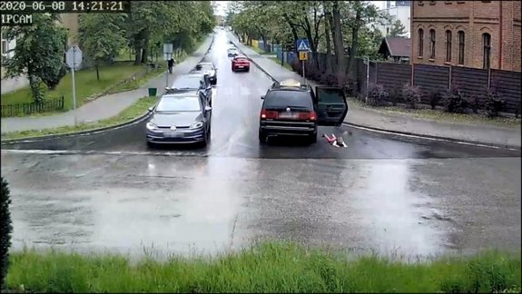 Moment w którym dziecko wypada z samochodu