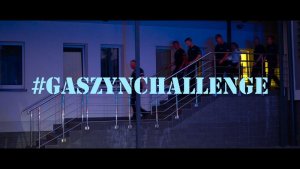 Poicjanci biorący udział w gaszyn challenge