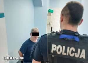 policjant z zatrzymanym mężczyzną