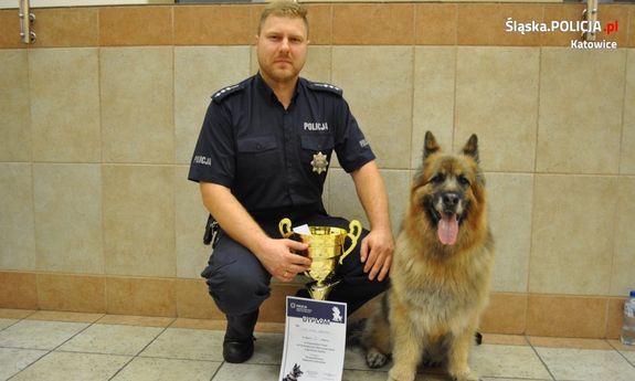 Policjant przewodnik z psem Korą