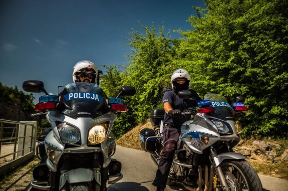 policjanci jadą na motocyklach