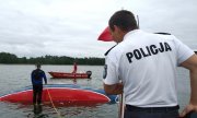 Policjanci pomagają żeglarzom na jeziorze