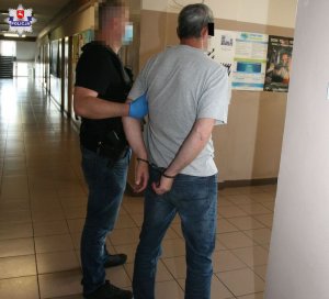 Na zdjęciach 2 mężczyzn  podejrzanych o oszustwa metodą &quot; na policjanta&quot;
