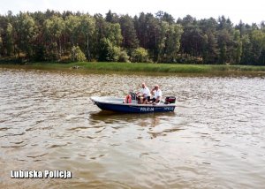 dwaj policjanci w łodzi policyjnej podczas poszukiwań