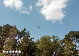 dron w trakcie poszukiwań