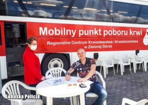 Ludzie przed autobusem