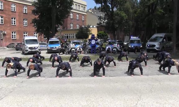 Policjanci podczas robienia pompek