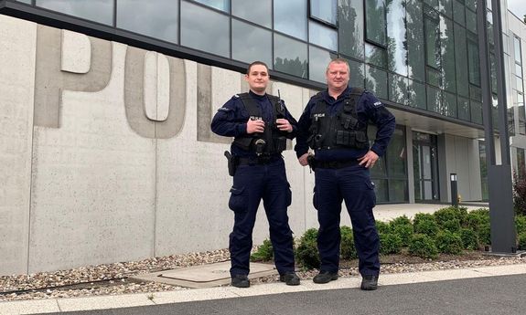 Policjanci którzy stoją