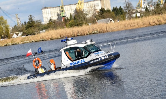 łódź policyjna podczas patrolu na zbiorniku wodnym
