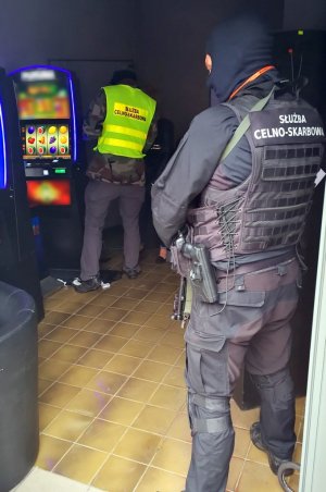 Na obrazku widać funkcjonariuszy w miejscu gdzie obywały się nielegalne gry hazardowe