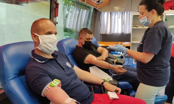 Policjanci oddający krew