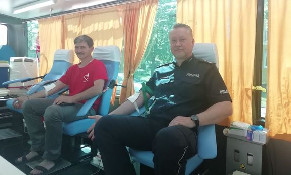 Na zdjęciu widzimy policjantów oddających krew