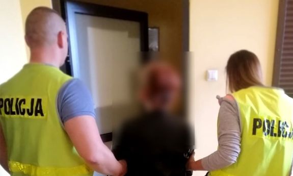 zatrzymana kobieta prowadzona przez policjantów