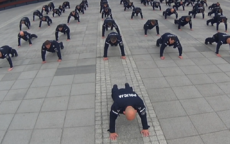 policjanci ćwiczą pompki
