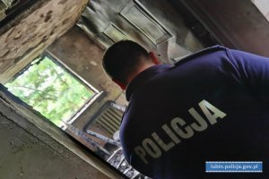 Policjant na miejscu pożaru