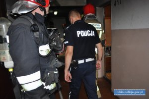 Policjanci i strażacy w bloku, w którym wybuchł pożar