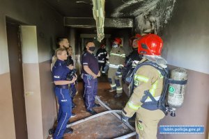 Policjanci i strażacy na miejscu zdarzenia