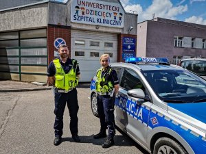 Na obrazkach widać funkcjonariuszy, eskortujących dziecko do szpitala