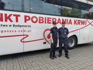 Funkcjonariusze obecni przy autobusie do oddawania krwi