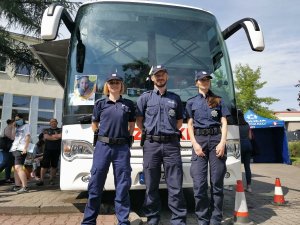 Policjanci przy busie do oddawania krwi