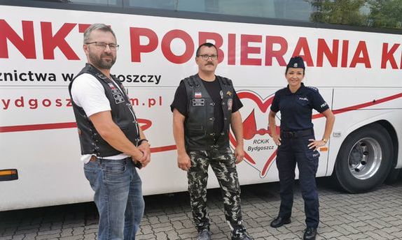 Na obrazku widzimy honorowych dawców krwi, którzy oddali krew na rzecz małej Nadii