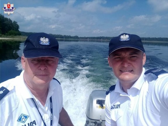 Policjanci na motorówce