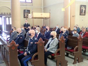 Uczestnicy biorący udział w 80. rocznicy zbroni katyńskiej siedzą w ławkach