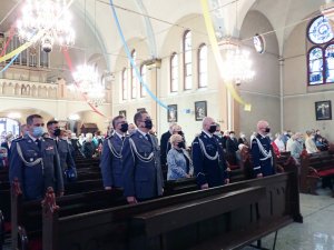 Uczestnicy 80. rocznicy Zbrodni Katyńskiej  stojący w ławach