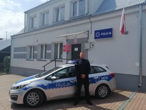 Na zdjęciu widzimy policjanta, który pomógł  dziewczynce, która wkręciła nogę w szprychy od roweru, a następnie odwiózł dziecko wraz z matką do szpitala.