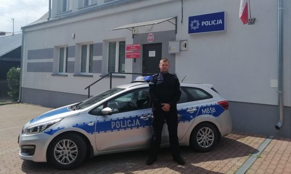 Na zdjęciu widzimy policjanta, który pomógł  dziewczynce, która wkręciła nogę w szprychy od roweru, a następnie odwiózł dziecko wraz z matką do szpitala.