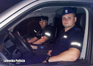 Na zdjęciu widzimy policjantów, którzy przyjechali na miejsce po telefonie, że mężczyzna chce popełnić samobójstwo, aby udzielić mu pomocy