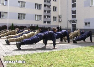 Na zdjęciach widzimy policjantów oraz żołnierzy, którzy wzięli udział w akcji #Gaszynchallenge