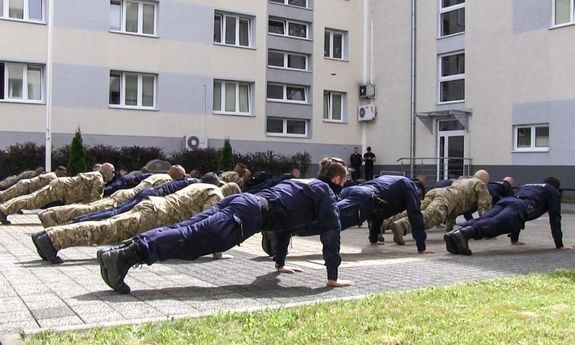 Na zdjęciu widzimy policjantów oraz żołnierzy, którzy wzięli udział w akcji #Gaszynchallenge