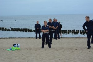 Na zdjęciach widzimy policjantów, którzy wzięli udział w #Gaszynchallenge