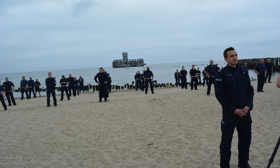 Na zdjęciu widzimy policjantów, którzy wzięli udział w akcji #Gaszynchallenge