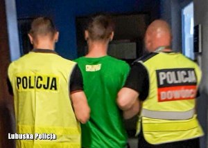 Policja prowadzi sprawcę rozboju