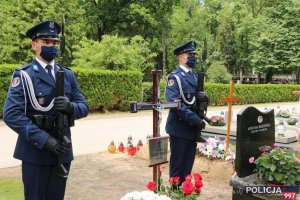 uroczystości na Cmentarzu Powązkowskim w Warszawie w związku z 22. rocznicą śmierci nadinsp. Marka Papały z udziałem Komendanta Głównego Policji gen. insp. Jarosława Szymczyka