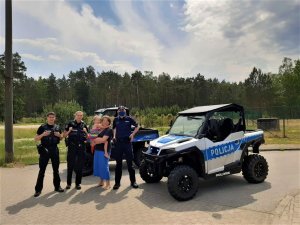 Policjanci wraz z odnalezioną 6-latką i jej matką