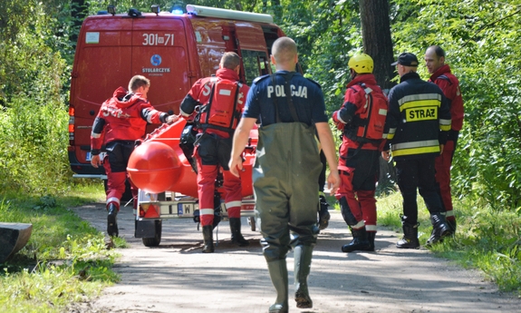 policjanci oraz strażacy podczas akcji